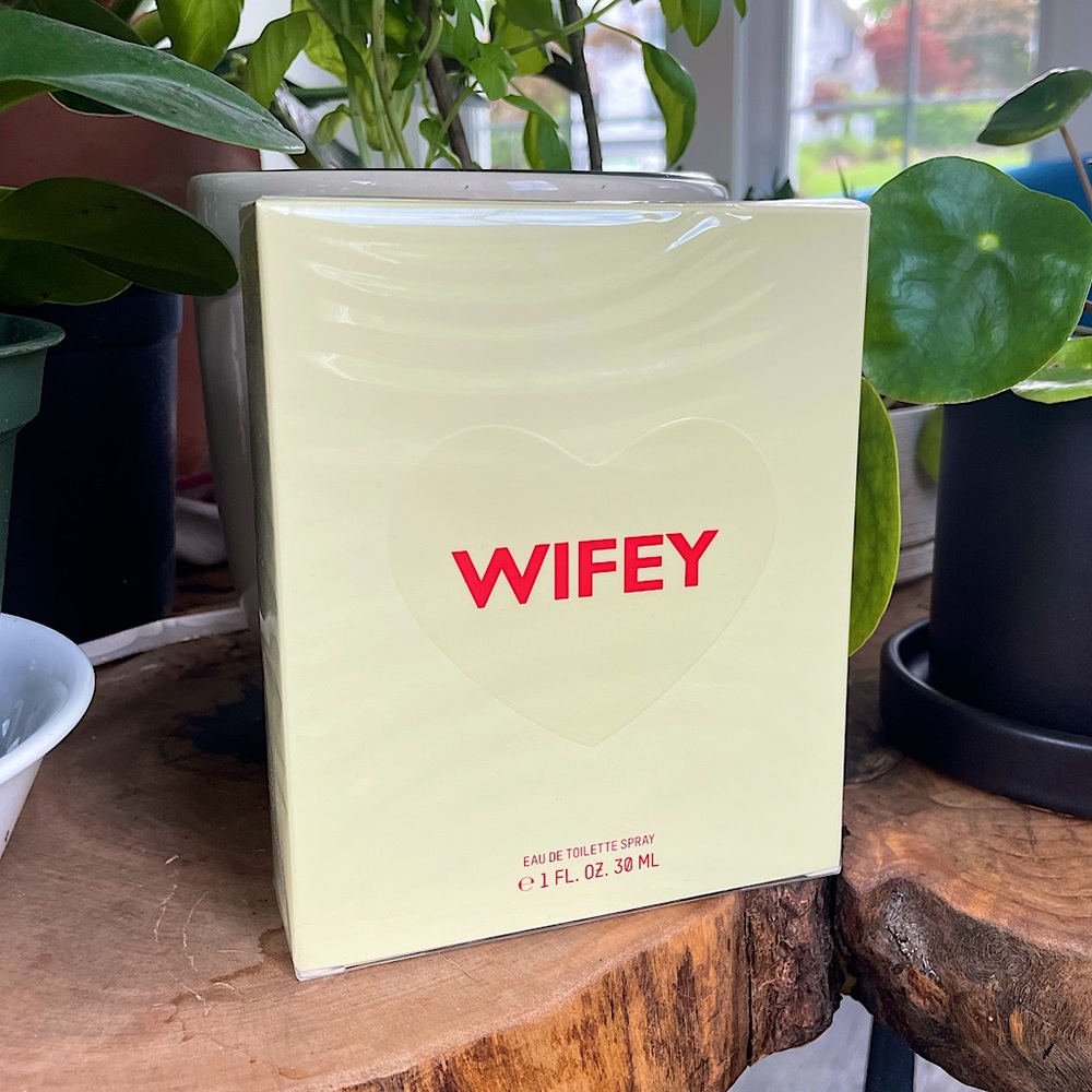 🚩SOLD🚩•UNOPENED/DISCONTINUED•KKW Fragrance Hearts 'Wifey'